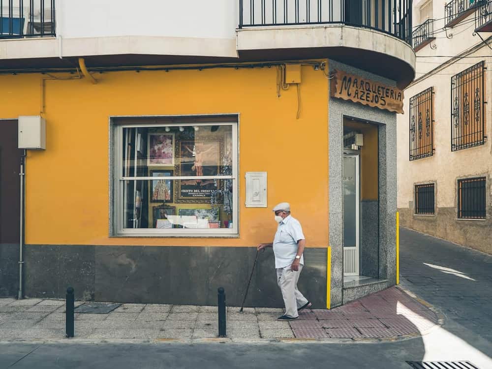 Comercio de barrio con la fachada pintada y el escaparate lleno en una calle andaluza